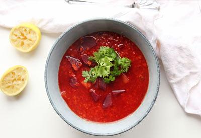 Lunende linsesuppe med rødbeder